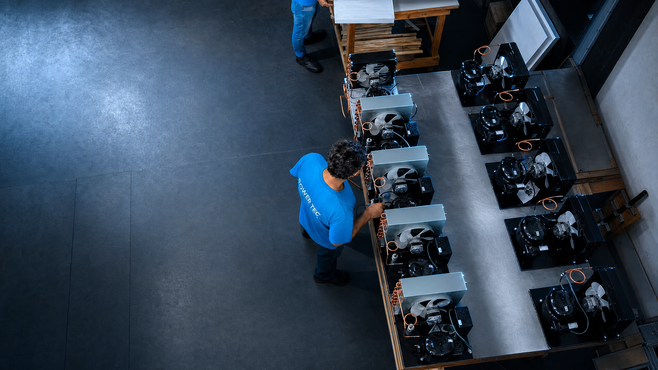 Componentes técnicos reais POWERTEC em montagem industrial de refrigeração comercial