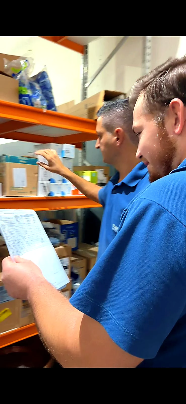 Processo interno de fabricação de equipamentos POWERTEC com estrutura metálica e componentes técnicos
