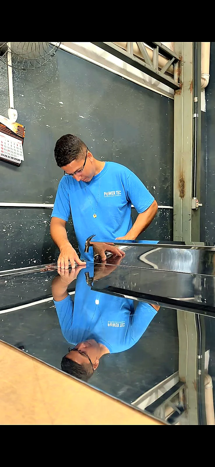 Técnicos POWERTEC em atividade dentro da operação fabril de refrigeração comercial