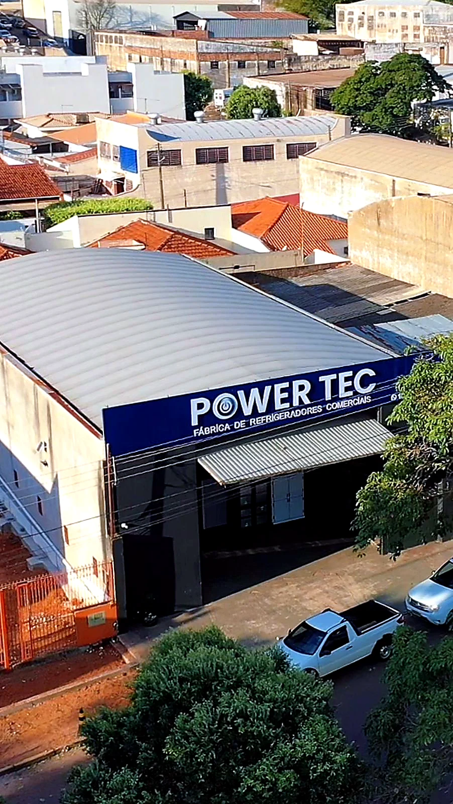 Detalhe de montagem industrial em equipamento POWERTEC durante etapa de fabricação