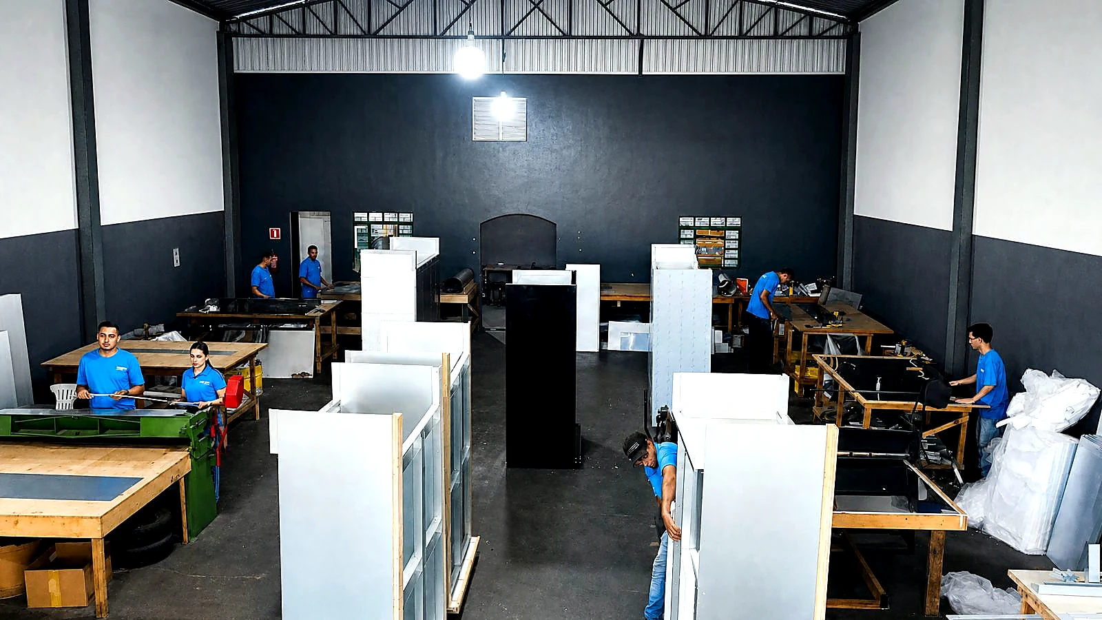 Ambiente fabril POWERTEC com equipe e equipamentos industriais em desenvolvimento