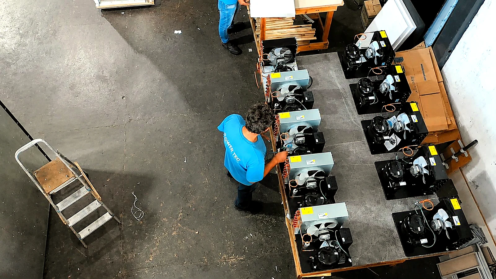 Componentes e equipamentos POWERTEC organizados na fábrica para etapa de produção