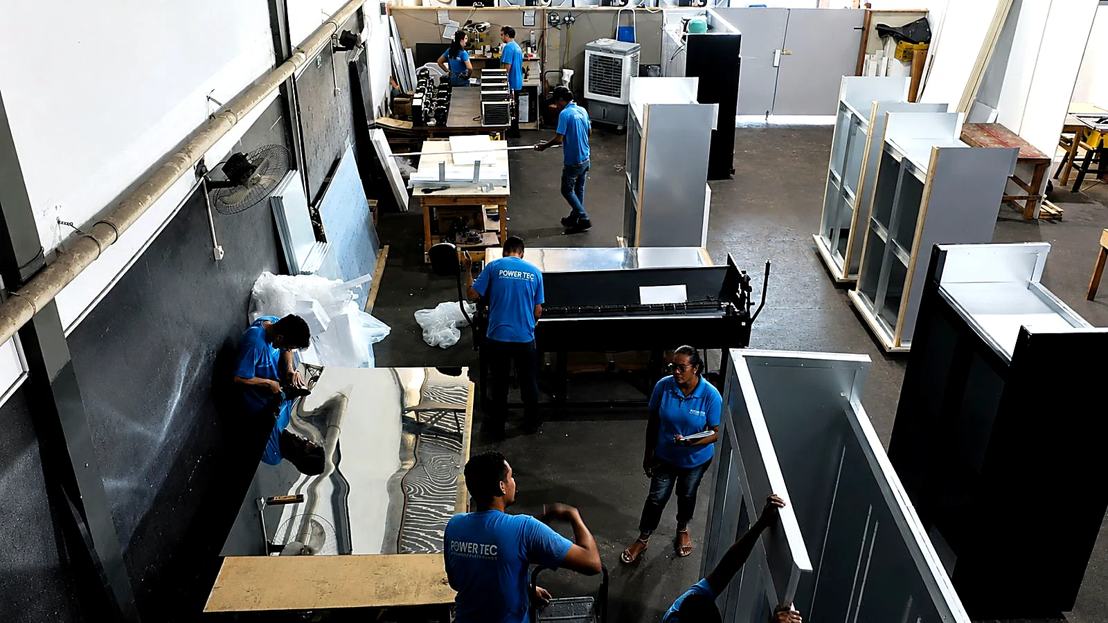Técnico POWERTEC executando atividade de fabricação em equipamento de refrigeração comercial