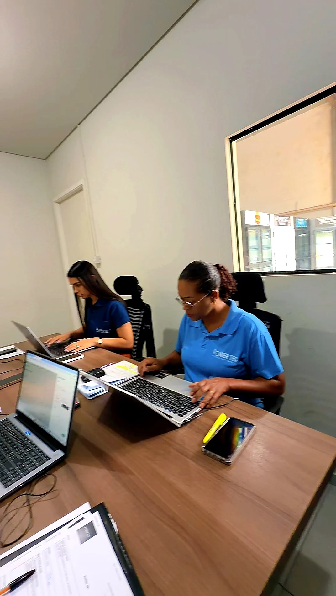 Vista interna da produção POWERTEC com equipamentos refrigerados em diferentes etapas