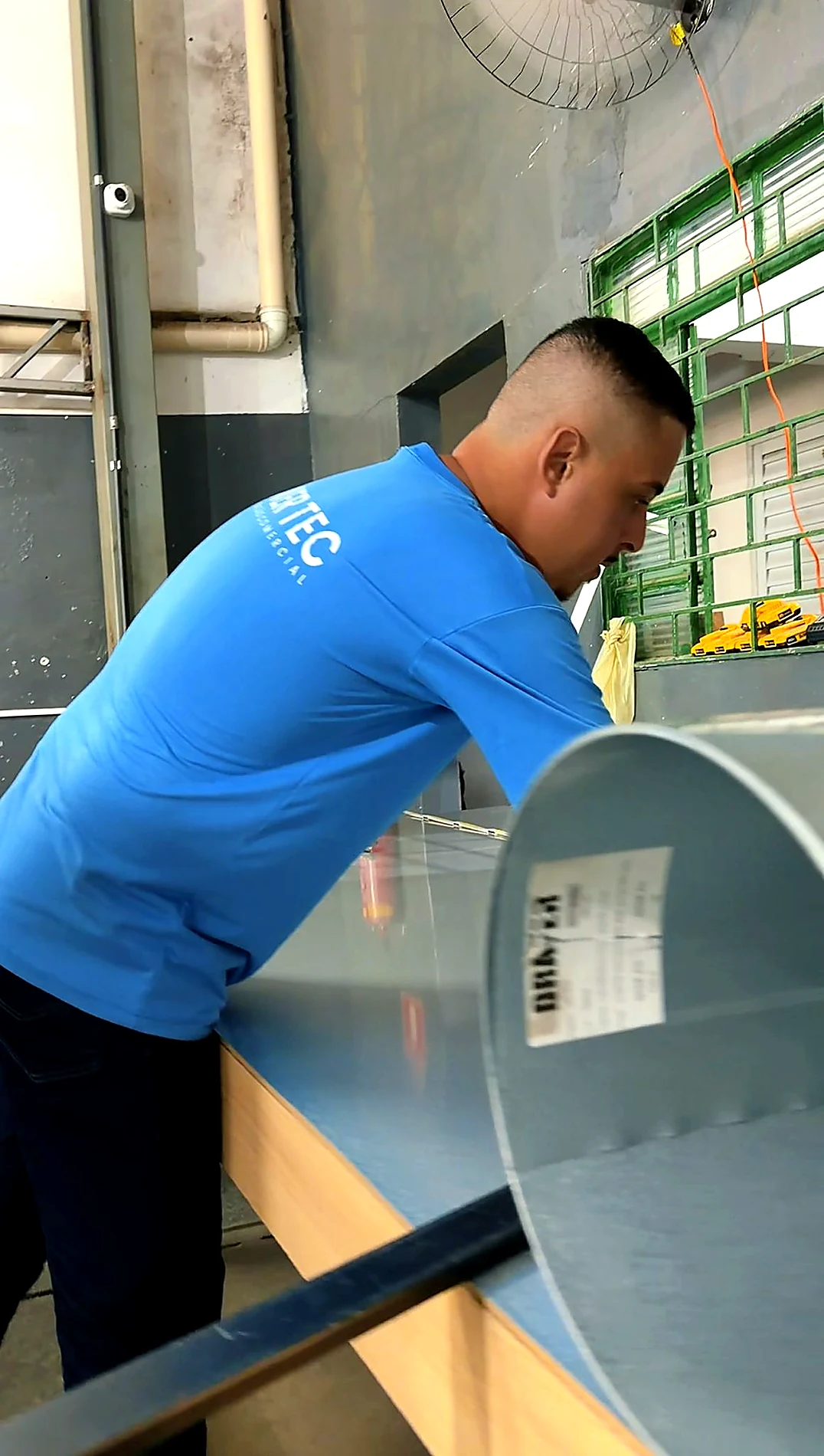 Área de fabricação POWERTEC com componentes técnicos e estrutura produtiva nacional