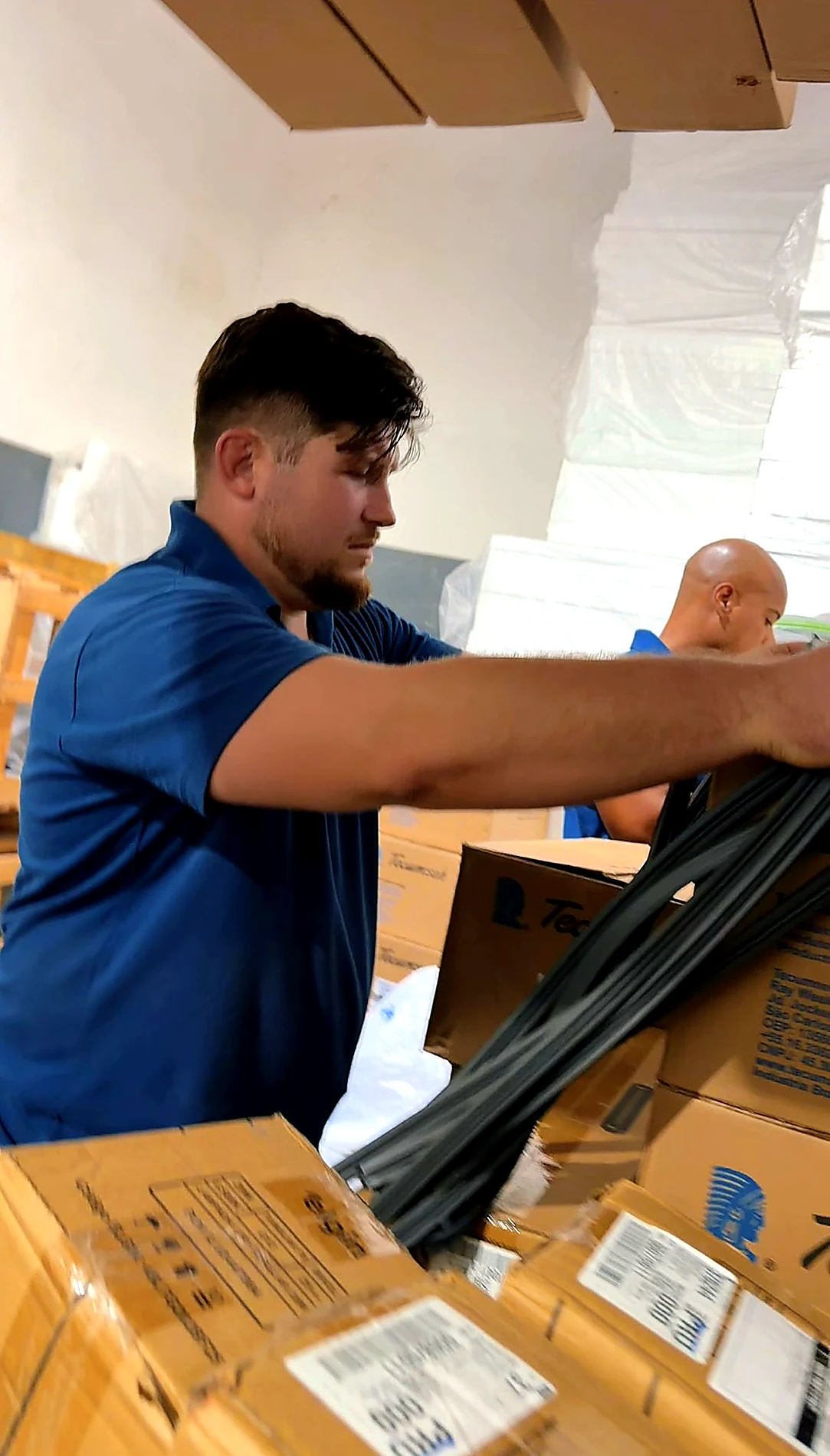 Processo de fabricação POWERTEC com equipe, máquinas e equipamentos em ambiente industrial