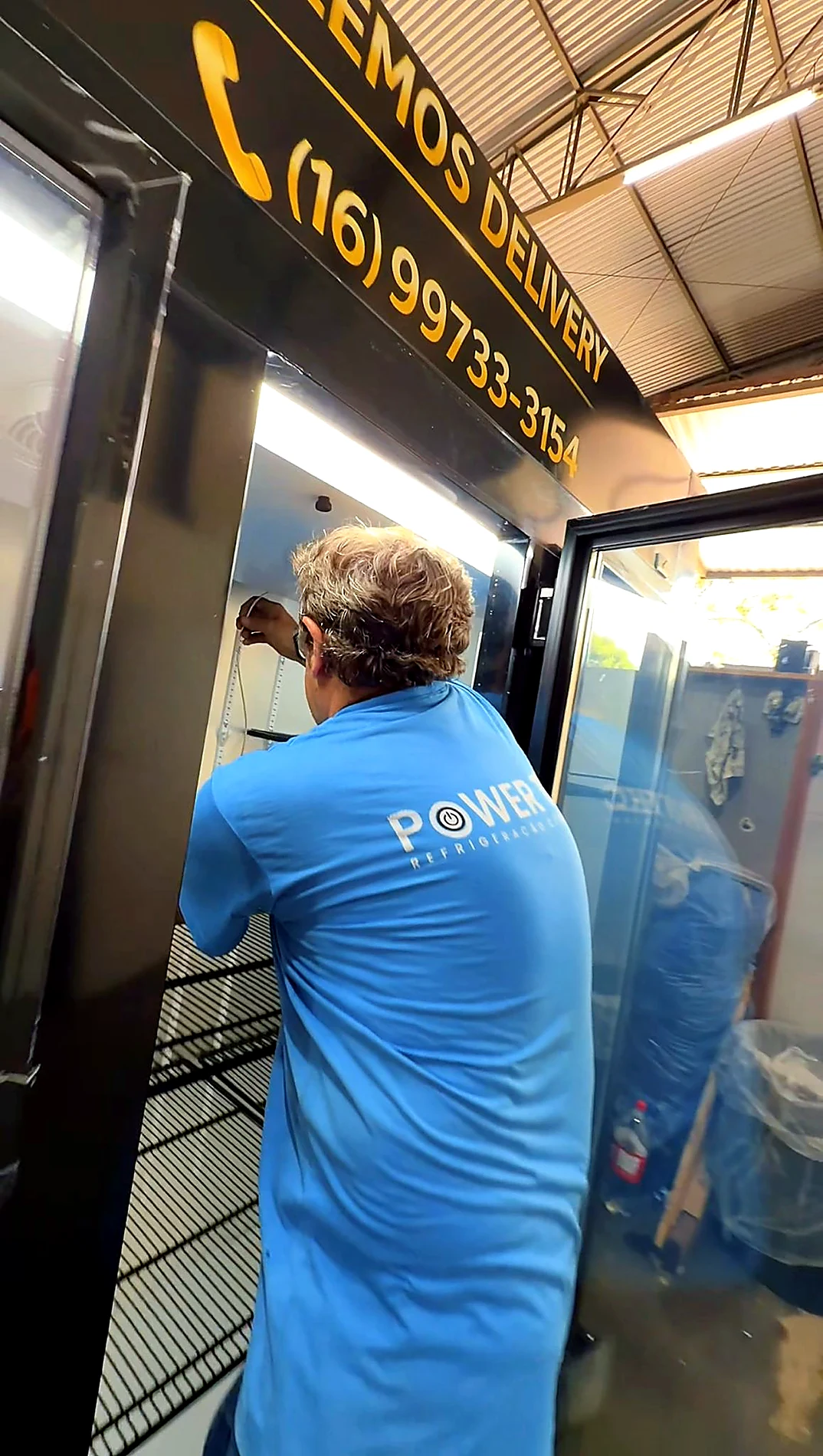 Bastidores da produção POWERTEC com peças e equipamentos refrigerados em desenvolvimento