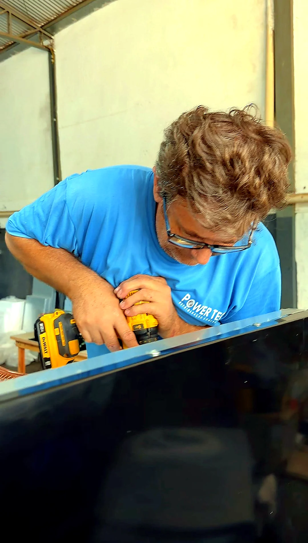 Equipe e estrutura produtiva POWERTEC em processo de montagem de refrigeração comercial