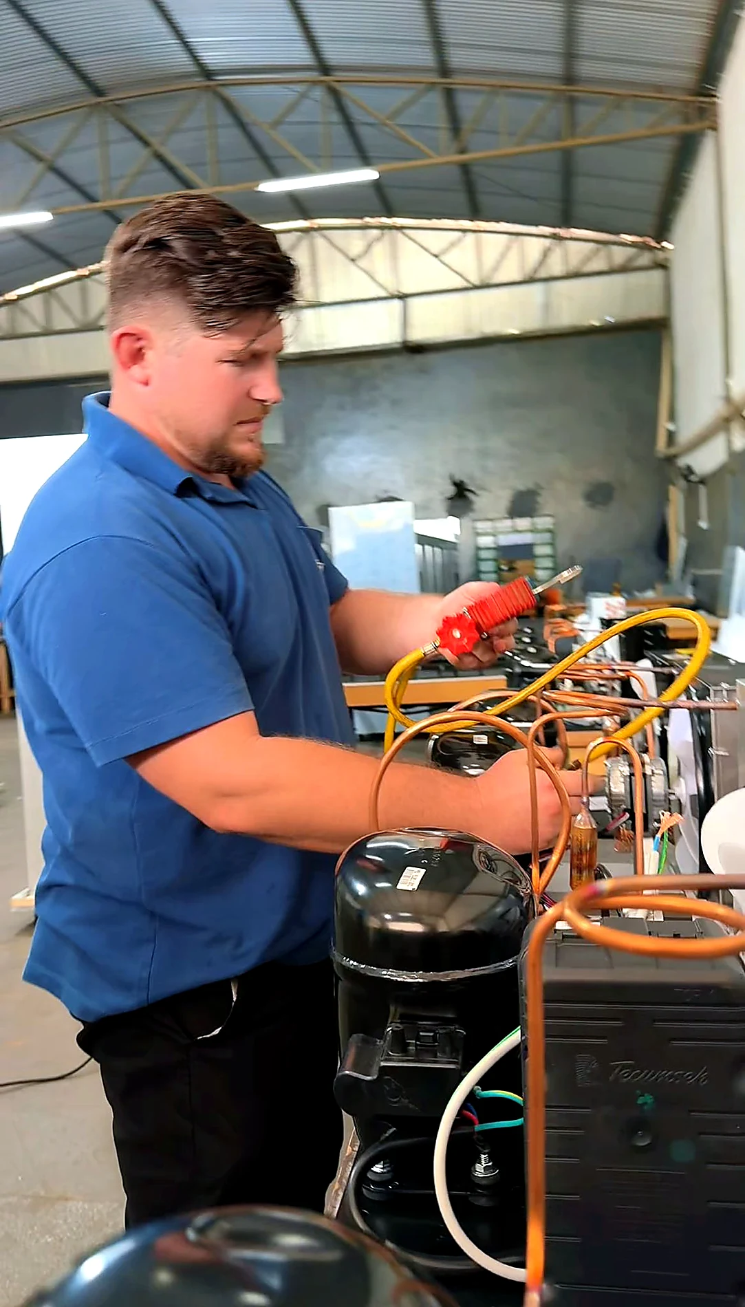 Visão institucional da fábrica POWERTEC com produção nacional de equipamentos comerciais